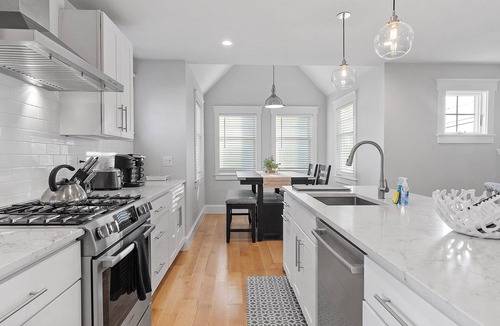 Middletown House | Newly remodeled home-Stay close to beach w/easy access to Newport