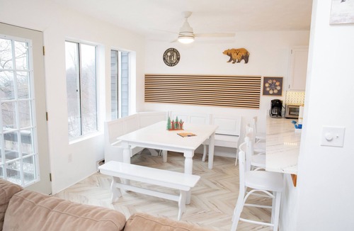 Hidden Valley House | Newly Remodelled Unique Beautiful Townhome near the slopes