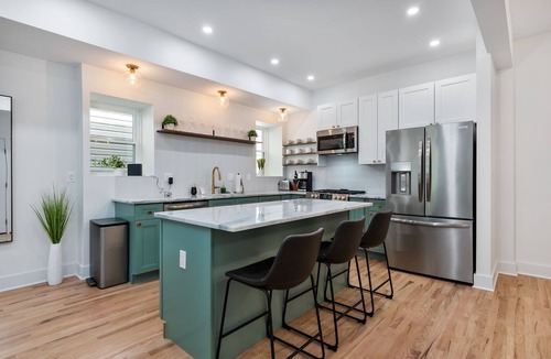 Weinland Park House | Newly Renovated 3 story house near Short North, Free parking and full backyard.