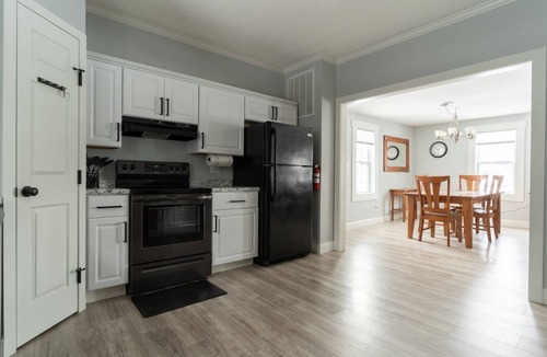 Hays House | Newly Renovated 4BR Home; Sleeps 8; Quiet; Short & Long Stays