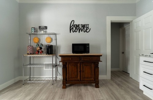 Hays House | Newly Renovated 4BR Home; Sleeps 8; Quiet; Short & Long Stays