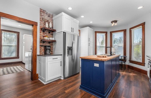 Pleasant Hill House | Newly Renovated Farmhouse ~35 min from the KC World Cup
