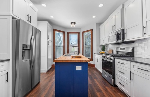 Pleasant Hill House | Newly Renovated Farmhouse ~35 min from the KC World Cup