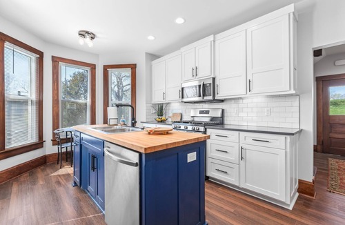 Pleasant Hill House | Newly Renovated Farmhouse ~35 min from the KC World Cup