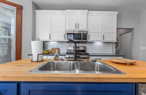 Pleasant Hill House | Newly Renovated Farmhouse ~35 min from the KC World Cup