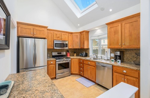 South Harwich House | Newly Updated Central AC Sunroom Great Yard