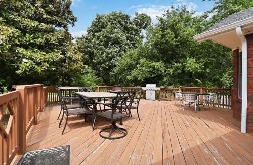 Springdale House | Niagara Retreat in the Heart of NWA