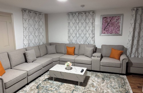 Danvers Apartment | Nice Room Near Route 95/Malls/hospitals/salem in Danvers,MA