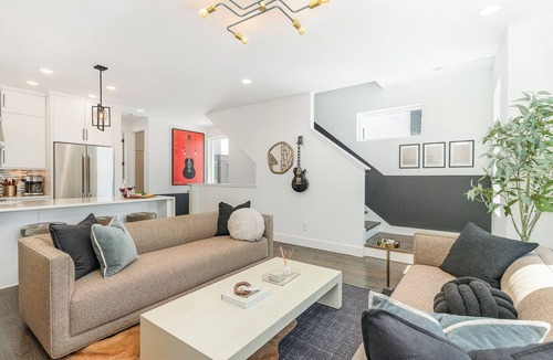 Katie Hill Neighborhood Cottage | Nimbus-rooftop Deck-hot Tub-mins to Broadway