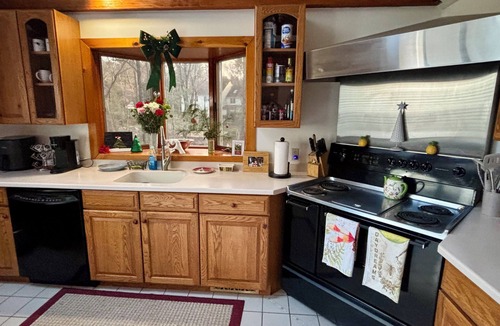 Foxboro House | No car needed! 10min to stadium/trains. Huge property, 2br well equipped home