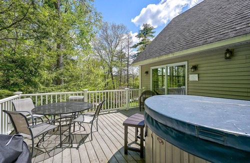 Birch Hill Villa | North Conway Gem | Hot Tub, Games & Fireplace