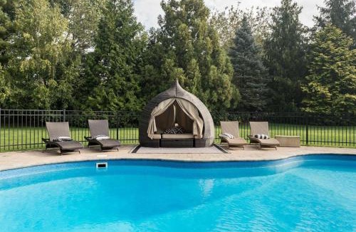 Laurel House | North Fork Oasis: Heated Pool, Hot tub, Steps to the beach!