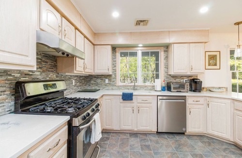 Laurel House | North Fork Ranch Home in Wine Country with Pool- 2 Beaches 5 Min Walk