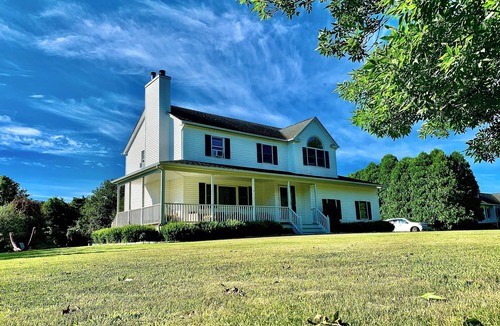 Mattituck House | “North Fork Winter Escape – Cozy Farmhouse by the Vineyards”