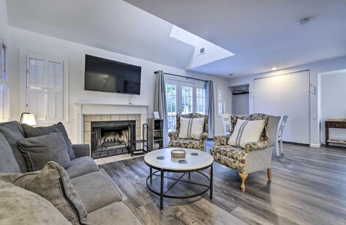Westside Norwich Apartment | Norwich 'The Villas': Near Mohegan Sun Casino