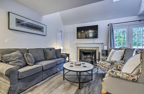Westside Norwich Apartment | Norwich 'The Villas': Near Mohegan Sun Casino