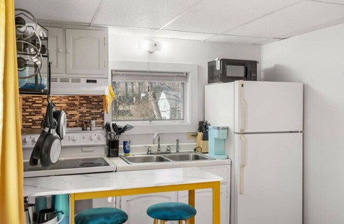 Dover Apartment | Nothing Fancy Older Apt~Walk to Downtown~ King Bed