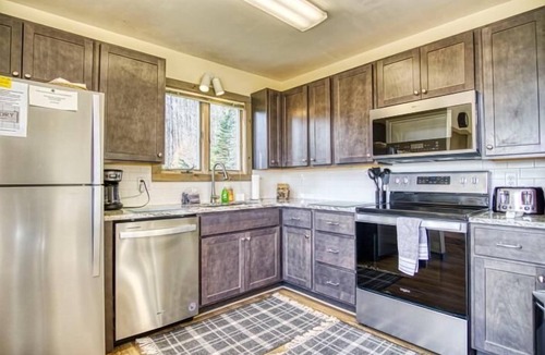 Davis House | NP99- Views! Close to towns! Hot tub!
