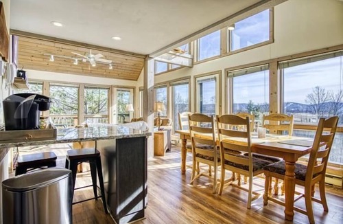 Davis House | NP99- Views! Close to towns! Hot tub!