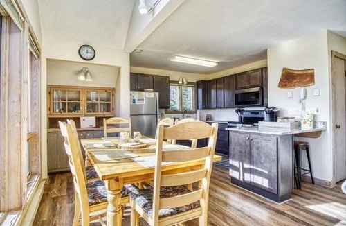 Davis House | NP99- Views! Close to towns! Hot tub!