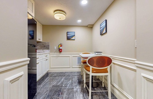 Holyoke Apartment | Nurse-ready Studio Retreat! 2 Mi to Dtwn Holyoke