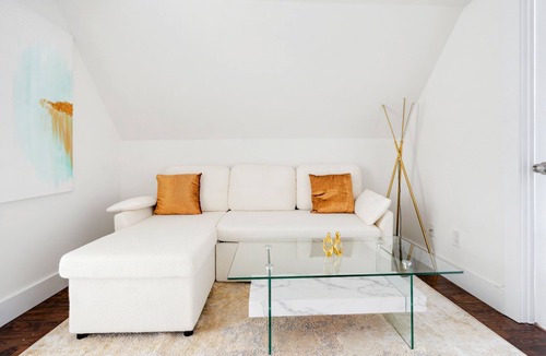 Southeast Yonkers Apartment | NY Luxury Apt Free Parking in PRIME Area