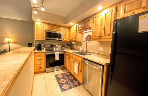 Carroll House | O42 Renovated with high class upgrades! Ski access, boot warmer, ski rack, yard, AC, dog friendly!