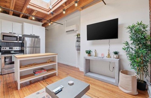 Crossroads Arts District Condo | Oak St. Loft #5 Downtown 1BR | Crossroads Arts District | Free Parking Spot
