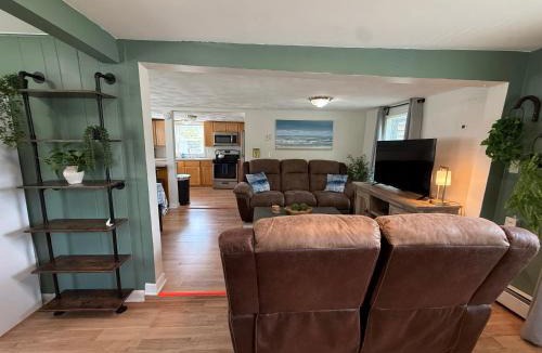Warwick House | Oakland Beach Cottage - Sleeps up to 4