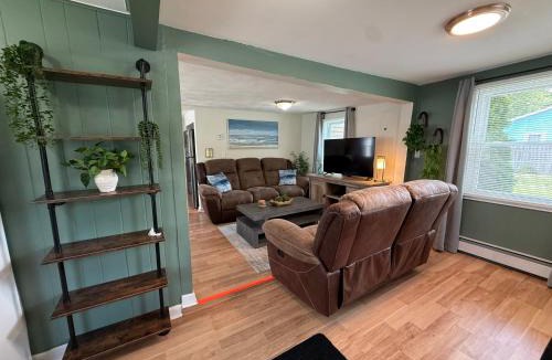 Warwick House | Oakland Beach Cottage - Sleeps up to 4