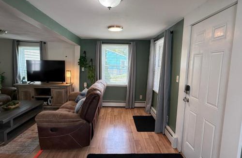 Warwick House | Oakland Beach Cottage - Sleeps up to 4