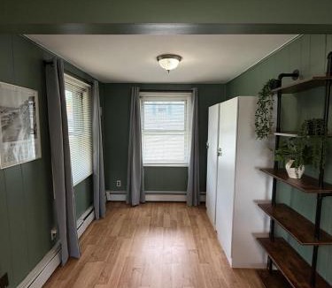Warwick House | Oakland Beach Cottage - Sleeps up to 4