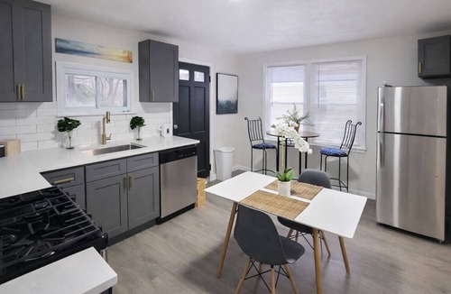 Oakwood Village House | Oakwood Family Friendly King bed