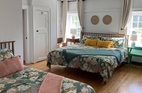 Kabrich Crescent House | Oasis in Blacksburg. Walk to VT. Artful decor, trails, huge yard w/ fire pit.