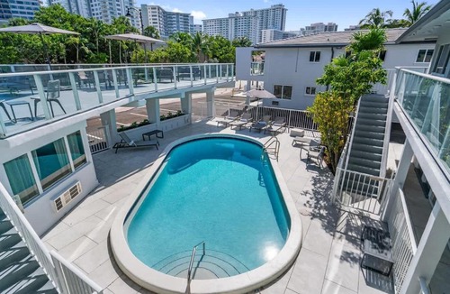 Galt Mile Hotel | Ocean Blvd King Suite in Fort Lauderdale