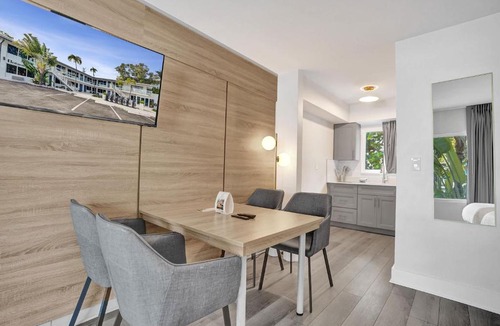 Galt Mile Hotel | Ocean Blvd Two Doubles Suite with Kitchenette
