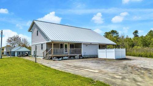 Owls Head House | Ocean Breeze East Wind – Modern 2BR/2BA home by Cr