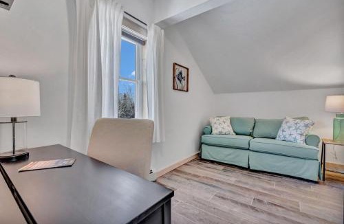 Owls Head House | Ocean Breeze West Wind – Updated 2BR/2BA home step