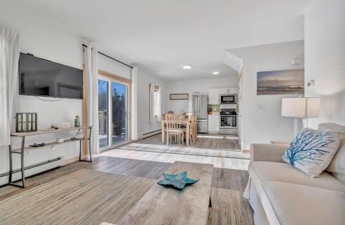 Owls Head House | Ocean Breeze West Wind – Updated 2BR/2BA home step