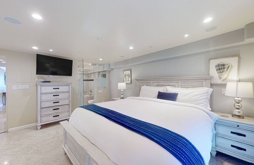 Mission Beach Apartment | Oceanfront condo with private waterfront patio, washer/dryer, gas grill