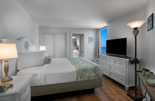 Myrtle Beach Hotel | Oceanfront Luxury King Efficiency: w/Breakfast