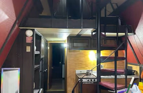 Sutton Cabin | Old A-Frame cabin,1 bedroom, Wifi, private parking, 2in1 washer and dryer