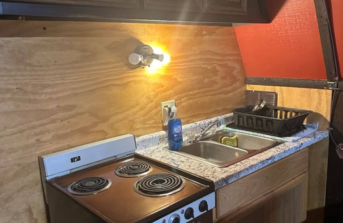 Sutton Cabin | Old A-Frame cabin,1 bedroom, Wifi, private parking, 2in1 washer and dryer