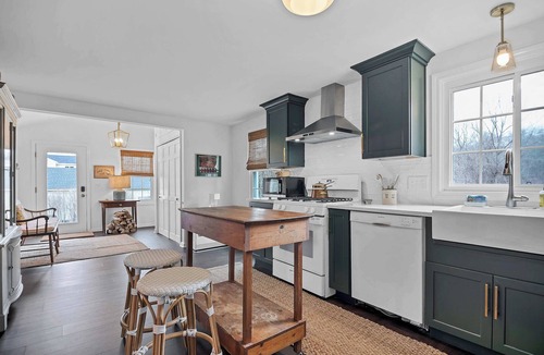Old Lyme House | Old Lyme Pet Friendly Escape | Griswold Preserve + Beach Pass + Fireplace