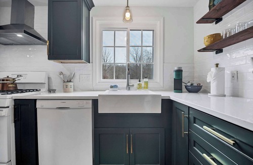 Old Lyme House | Old Lyme Pet Friendly Escape | Griswold Preserve + Beach Pass + Fireplace
