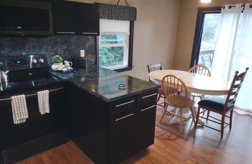 White Island Shores House | Old school family fun on the lake! Sleeps 10, lake access, large deck with BBQ