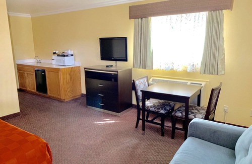 San Luis Obispo Hotel | Olive Tree Inn & Suites, a Howard Johnson by Wyndham
