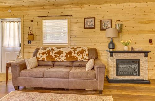 Zanesville House | On 40 Acres: Charming Cabin in Zanesville!
