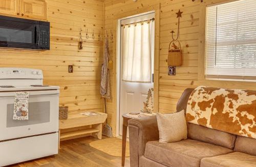Zanesville House | On 40 Acres: Charming Cabin in Zanesville!