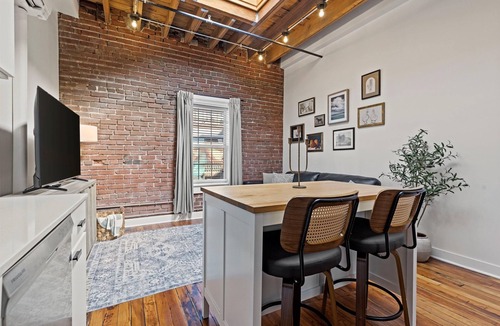 Crossroads Arts District Condo | One Bedroom walkable to Tmobile/P&L!